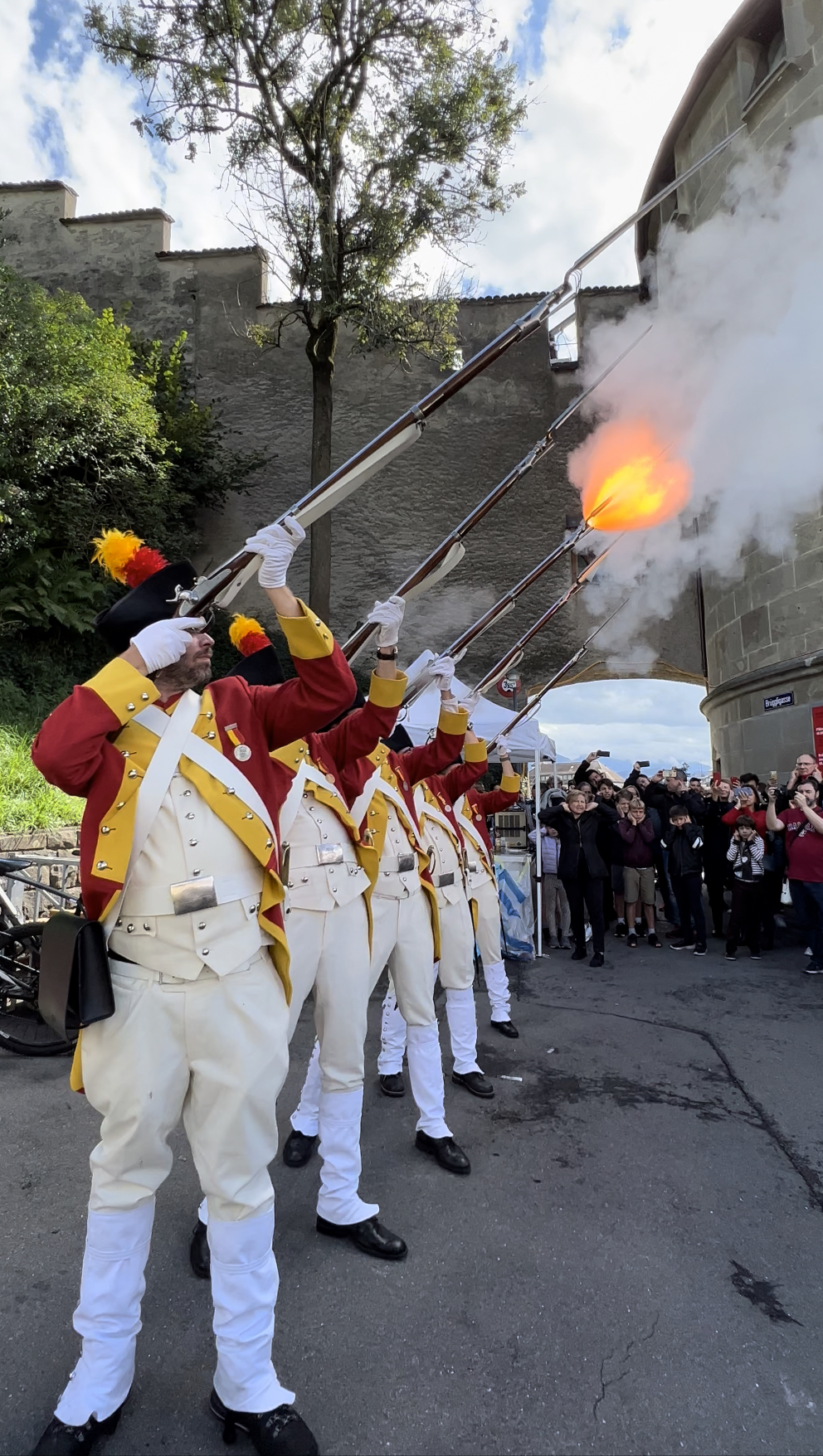 Salutschüsse der Grenadiere der Zunft zu Safran beim Nölliturm - Tag der offenen Museggtürme - 10.09.2022