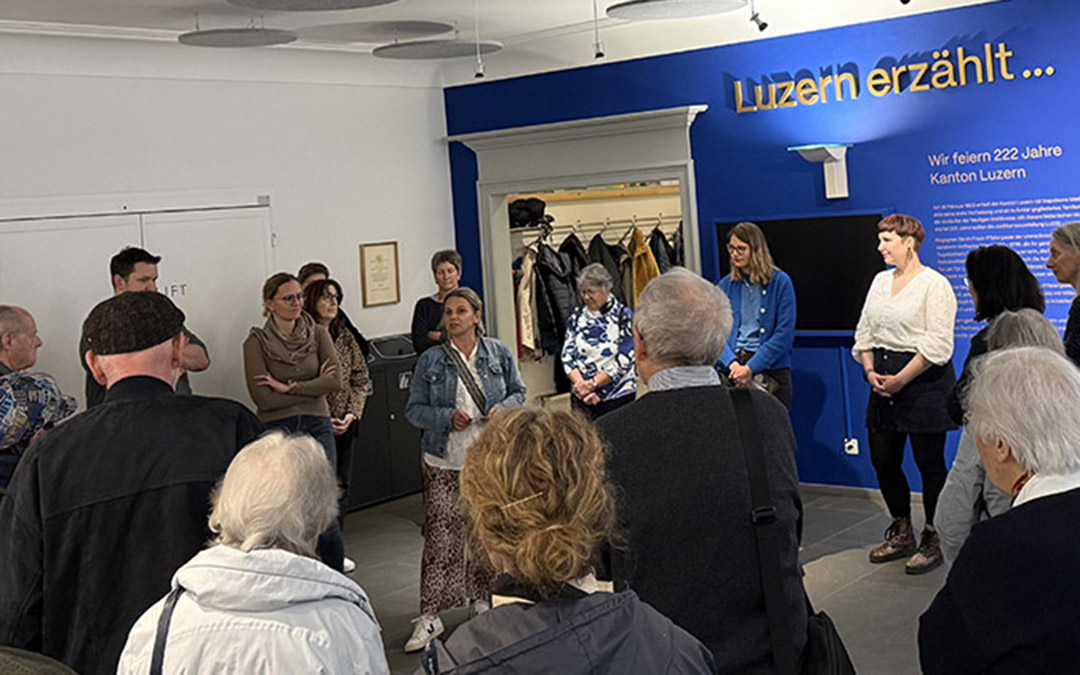 Präsidentin Claudia Bättig begrüsste zum Museggräff - Sophia Aschwanden und Muriel Utinger vom Museum Luzern führten durch die Ausstellung.